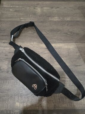 Black Men's Sherpa Crossbody Fanny Pack - Moose Knuckles